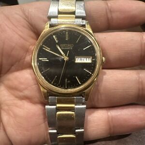 Works Vintage Mens Seiko 35mm Two Tone Black Dial Steel Band Day Date Quartz